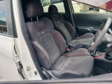 専用のスポーツシートがついています。運転席と言うよりコックピット、いい走りしますよ。