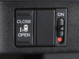 片側電動スライドドアのスイッチ付です。車内からもスイッチ一つで楽にドアの開閉が可能です。電動なので開閉時に力を使う必要がなく、半ドアになることもありません!