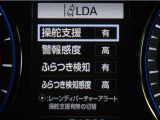 レーンディパーチャーアラートとは車線、又は走路からの逸脱の可能性を警告すると共に、車線、又は走路からの逸脱を避けるためのハンドル操作の一部を支援する機能です。詳細は販売店スタッフまでお尋ね下さい。