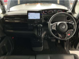ドライバーを包み込むように、ディスプレーやスイッチ、コンソールを配置。座った瞬間から運転への期待が!空間そのものの心地よさにこだわっています。