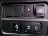 運転席からオートスライドドアの操作ができます。