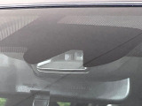 【エマージェンシーブレーキ】走行中に前方の車両等を認識し、衝突しそうな時は警報とブレーキで衝突回避と被害軽減をアシスト。より安全にドライブをお楽しみいただけます。