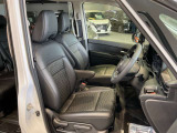運転席は程よくホールド感のある形状をしておりますので、ロングドライブでも疲れにくくなっております。防水シートになっています。