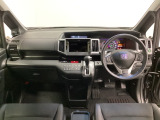 車内は光触媒抗菌消臭施工済です。スタイリッシュなデザインでスポーティなインパネ周りを演出します。グローブボックスやカップホルダーのほかにトレーなどたくさんの収納スペースが付いています。