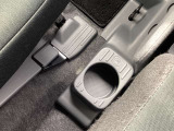 運転席と助手席の間のフロアにはドリンクホルダーがあります