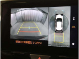 パノラミックビューモニター付きです。車両を上から見たような映像をディスプレイオーディオ画面に表示。運転席からの目視だけでは見にくい、車両周辺の状況をリアルタイムでしっかり確認できます。