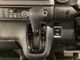 CVT車のセレクトレバーです。低速から高速まで、変速ショックのないスムーズな走りと、エンジン効率のよい領域を維持して燃費にも貢献します。サイドブレーキはスイッチ操作の電子制御パーキングブレーキです。