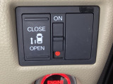 左側電動スライドドアは運転席からでも操作ができるように、ハンドル付近に開閉の操作スイッチが付いています。