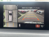 360&deg;ビューモニターでは、両サイドとフロント、バックカメラの合成で、あたかも上空から見下ろした様に周囲を確認して頂けます。駐車場だけでなく、T字路等でも活躍のアイテムです!