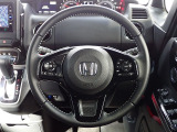 ハンドル左側にはオーディオ操作が出来るオーディオリモートコントロールスイッチ、右側にはHonda SENSINGとオートクルーズコントロールのスイッチを装備!
