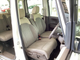 【ベンチシート】運転席と助手席の移動もスムーズ!狭い駐車場での乗り降りや、お子様の乗り降りにも便利です。座席の間にコンソールボックスやドリンクホルダーがないため、車内空間が広く感じます。