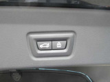 電動リアゲート装備。バンパー下でのキックオープン&クローズ機能も装備です。