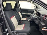 フロントシートはゆったりとしていて開放感があるベンチシートです。車内の移動も楽々です!狭い場所や駐車場で片側をギリギリに停めた際には便利ですよ!