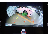 後方の視認性を高めるリヤビューカメラを搭載。ガイド線が表示できますので、車庫入れが楽に行えます。