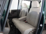 運転席と助手席は足元が繋がっているので自由に行き来しやすいので駐車場が狭いときでも助手席側からスムーズに乗り降りできて便利!