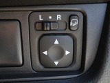 【電動格納ドアミラー】狭い駐車場で便利な電動格納ドアミラーが付いています。