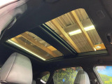 【大型サンルーフ】車内の解放感が一気に上がる大型のパノラマルーフ!季節を問わず開放的で快適なドライブをお楽しみいただけます。流通量も少なく希少価値の高い人気の装備です♪