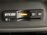ハンドルの右下にETC2.0がついています。高速道路の料金所の通過も楽々です!。 カードの取り出しもしやすい場所についています。
