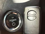 【スマートキー】カバンやポケットに入れたままでもドアの施錠・解錠が可能なスマートキーを装備。エンジンのオン・オフ時もカギを取り出す必要が無いからとっても便利です♪