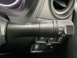 【オートライト】車のセンサーが周囲の明るさを感知し、自動でヘッドライトを点灯・消灯する機能です。この機能は夕暮れ時の交通事故が多い時間帯の安全性を高めてくれます。