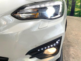 【LEDヘッドライト】悪天候や夜間走行時も良好な視界を確保し安心して運転できる高輝度LEDヘッドライトを装備!点灯速度が早く、消費電力も抑えられています。
