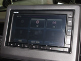 ナビゲーションは純正メモリーナビ(VXM-225Ci)を装着しております。AM、FM、CD、Bluetoothがご使用いただけます。初めて訪れた場所でも安心ですね!
