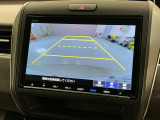 リバースギアに入れるだけで後方の表示へ切り替わります。夜間や雨の日の駐車も楽になりますよ。