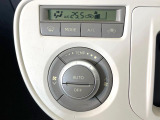 【オートエアコン】一度お好みの温度に設定すれば、車内の温度を検知し風量や温度を自動で調整。暑い&hellip;寒い&hellip;と何度もスイッチ操作をする必要はありません。快適な車内空間には必須の機能ですね♪