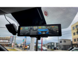【インテリジェント ルームミラ】車両後方のカメラ映像をミラー面に映し出します。車内の状況や天候に左右されず、いつでもクリアな後方視界が得られます!
