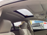 サンルーフも装備しておりますので天気の良い日はオープンして開放的な車内をお楽しみください。
