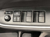 パワーウィンドは今や当たり前の機能ですが、無いと困る機能です。運転席からの操作で、全席の窓を振るオープンにしたり、フルクローズが可能です。