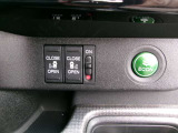 運転席からオートスライドドアの操作ができます。