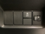 ハンドルの右側にはヘットライトリベライザーとVSA(ABS+TCS+横滑り抑制)の解除スイッチがついています。ヘッドライトリベライザーは道路状況や積荷の加重に応じてライトの高さを調節できます。