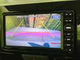 【バックカメラ】駐車時に後方がリアルタイム映像で確認できます。大型商業施設や立体駐車場での駐車時や、夜間のバック時に大活躍!運転スキルに関わらず、今や必須となった装備のひとつです!