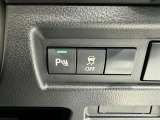 コーナーセンサーを車の前後に装備。障害物までの距離に応じて警告音を変えてお知らせ。縦列駐車時や駐車場・車庫などでの取り回しをサポートします。詳細は販売店スタッフまでおたずねください。