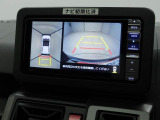 【パノラマモニター】上からの映像を表示。前後左右のカメラで合成し、運転席からの目視だけでは確認しにくい状況をリアルタイムで見晴らせます