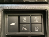 ハンドルの右側にHondaセンシング用のメインスイッチとパワーテールゲートスイッチがついています。パワーテールゲートスイッチは車内からでもテールゲートの開け閉めを電動でできます。