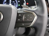 レーダークルーズコントロール(全車速追従機能付)が装備されています。高速道路で定速走行だけでなく、0km/hから約100km/hの広い範囲で先行車との車間距離を適切に保ちながら追従走行ができます。