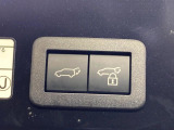 【パワーバックドア】スマートキーや運転席のボタンを押すだけでリアゲートが自動で開閉します!荷物を持っている時や、高い位置にあるバックドアを閉める際に便利な機能です♪