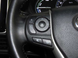 ステアリングスイッチ付きで、運転中に視線を前に向けたまま操作できます。