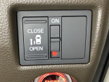 左側電動スライドドアは運転席からでも操作ができるように、ハンドル付近に開閉の操作スイッチが付いています。
