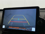 後方の見える安心をお届けするバックガイドモニター付:バックするときのアシストラインもあって楽々バック!車庫入れや縦列駐車をサポートし、苦手な駐車も安心です!今やもう手放せない装備ですネ♪
