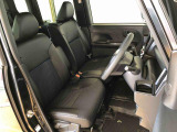 運転席の座面高さを調整できるシートリフターが付いています。フロントシートはベンチシートを採用で、座面も広く使い勝手もいいですよ♪