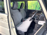 運転席シート廻りは使用感も少なく、良好な状態となっています。前オーナー様が丁寧に使っていたことがよくわかりますね。