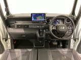 車内は光触媒抗菌消臭施工済です。インパネ周りはスタイリッシュなデザインで機能や装備も充実しています。グローブボックスやカップホルダーのほかにトレーなどたくさんの収納スペースが付いています。