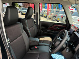 【フロントシート】インパネにシフトが付いているので足元広々!運転席から助手席の移動も楽々♪どちらからでも乗り降り出来るので、狭い場所の乗り降りも楽ちんですよ♪