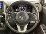 ハンドルにHondaセンシング系のクルーズコントロールやレーンキープアシストなどのスイッチと、オーディオの操作スイッチが装備されています。ハンドルから手を離さず安全に操作できます。