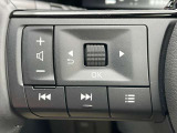 ハンドルから手を離さずにオーディオの操作ができるステアリングスイッチ付