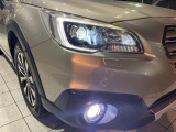 【LEDヘッドライト】悪天候や夜間走行時も良好な視界を確保し安心して運転できる高輝度LEDヘッドライトを装備!点灯速度が早く、消費電力も抑えられています。