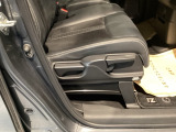 手動のレバーを使って、シートの高さや背もたれの角度を変えることができます。